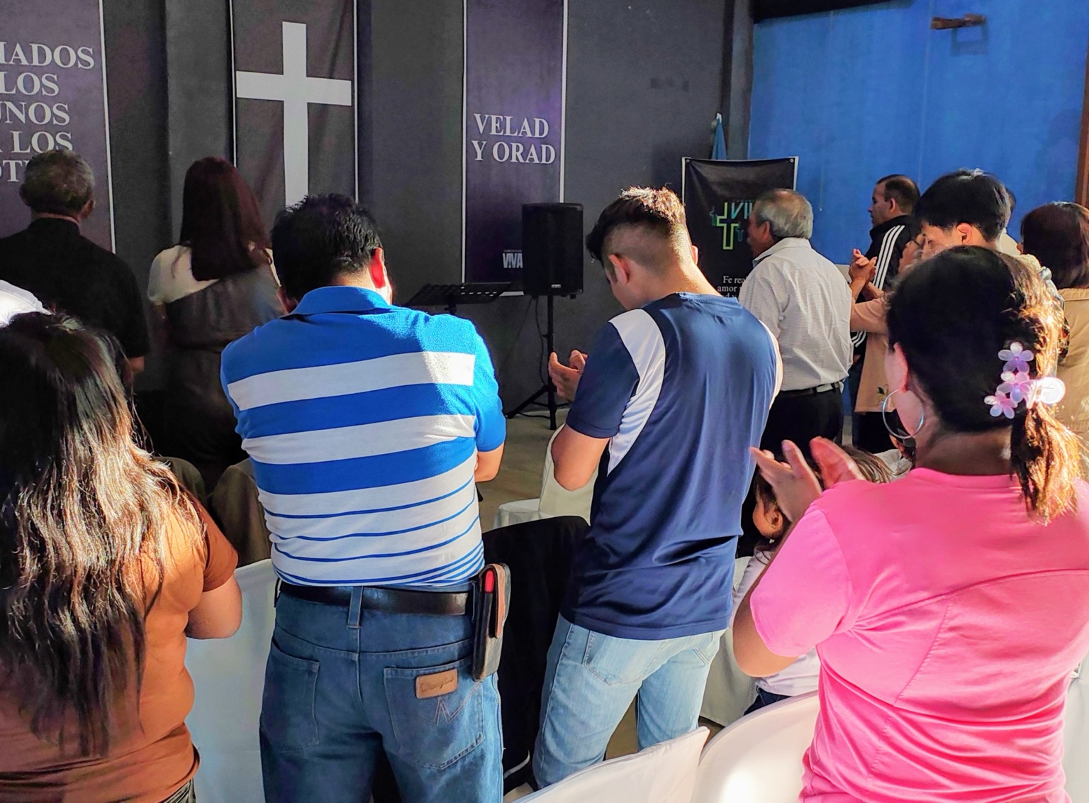 Congregación de Iglesia Comunidad Viva reunida en un tiempo de adoración y oración